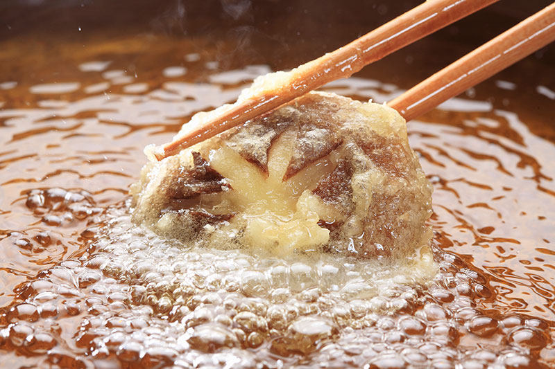 椎茸の天ぷらを揚げる様子