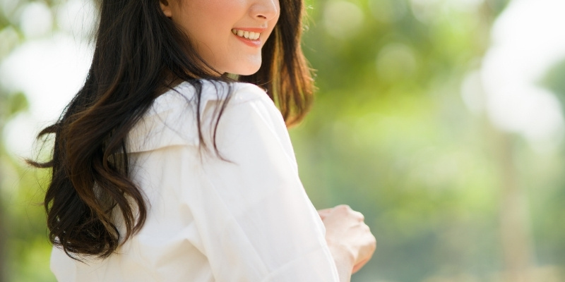 笑顔で振り向く女性の写真