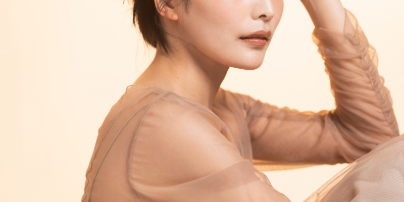 シアーカットソーを着た女性の写真