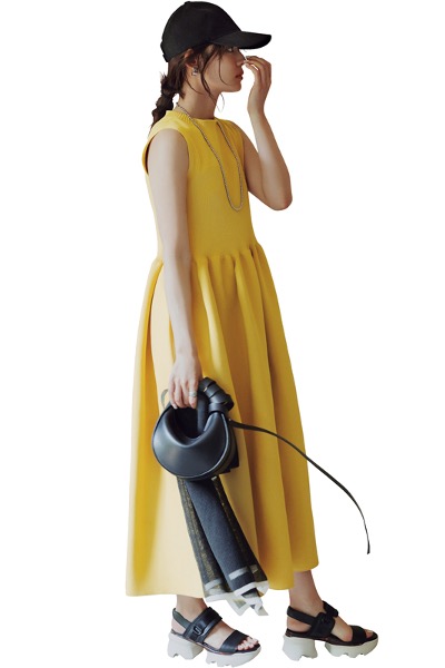 からし色ワンピース×黒キャップ