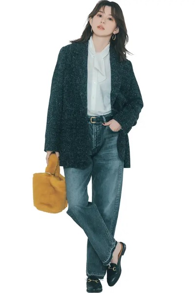 からし色ファーバッグ×ツイードチェックジャケット×デニムパンツ