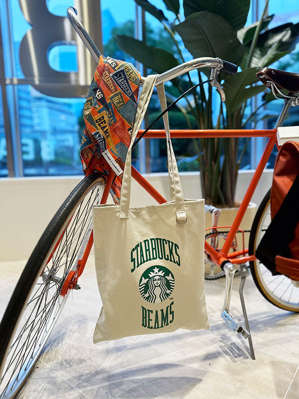 スタバとビームスコラボのアイテムがかけられた自転車