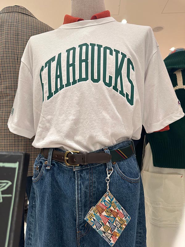 スターバックスのロゴが入ったTシャツ