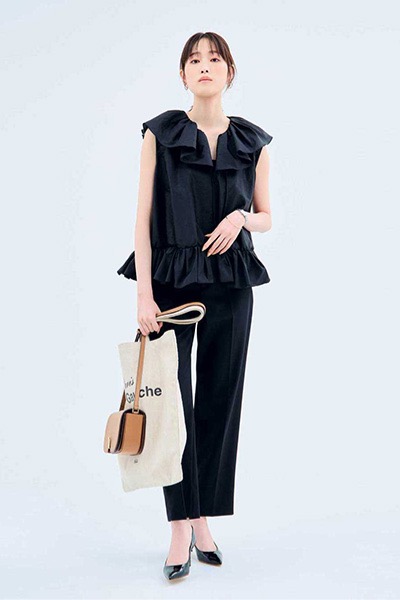 黒フリルブラウス×黒パンツコーデ