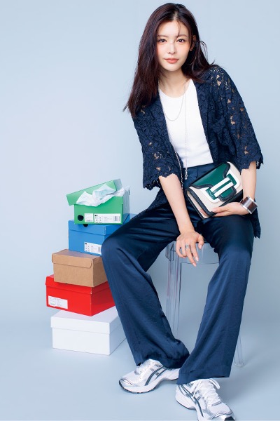 ネイビーレースシャツ×ネイビーサテンパンツ×白タンクトップ