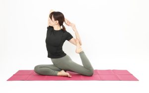 【ヨガで美尻作り】まずは5呼吸！お尻の筋肉に刺激を入れるポーズ4つ | Oggi.jp
