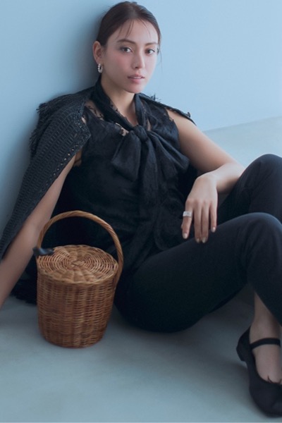 黒レースブラウス×カーディガン×デニムパンツ