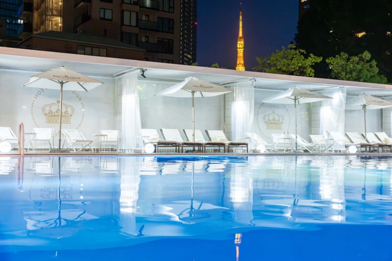 【ANAインターコンチネンタルホテル東京】夜はプールサイドや水中をライトアップ
