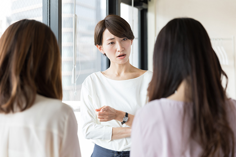 感情的に怒る女性