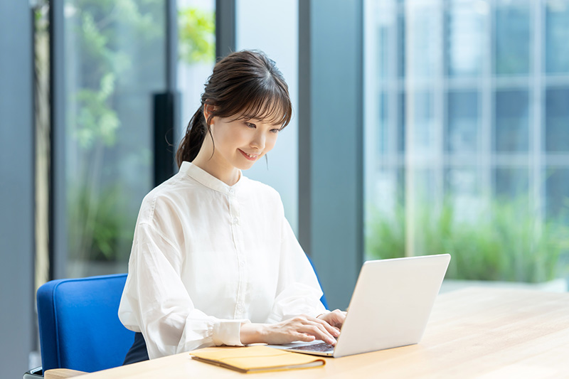 メール送信をする女性