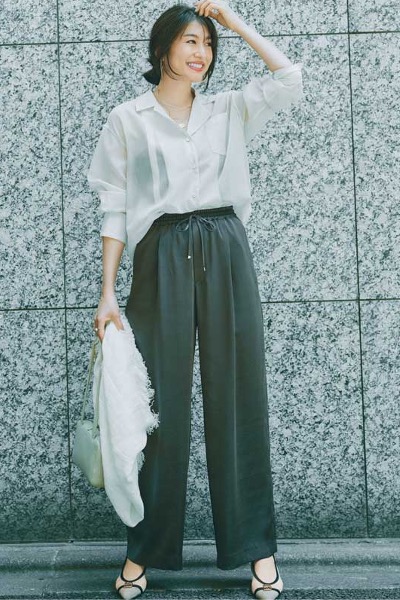 シアーシャツ×グレーイージーパンツコーデ