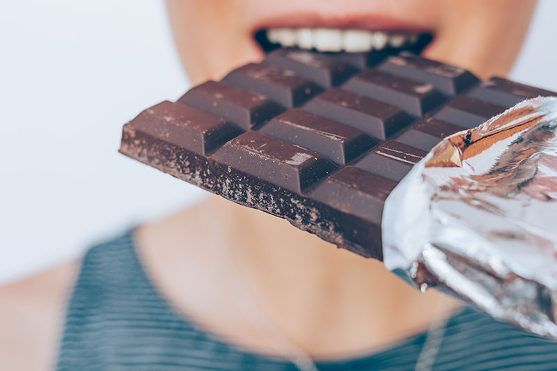 板チョコをかじる女性