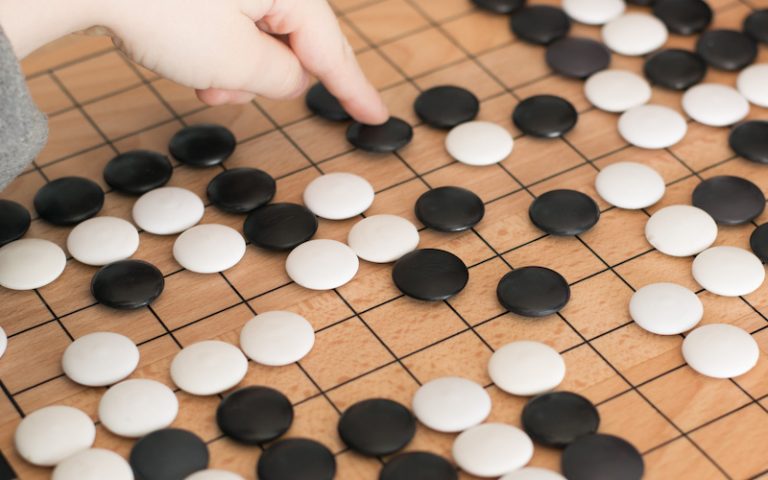 「傍目」とは第三者の立場で物事を見ること！「傍目八目」の意味や使い方も深掘り | Oggi.jp