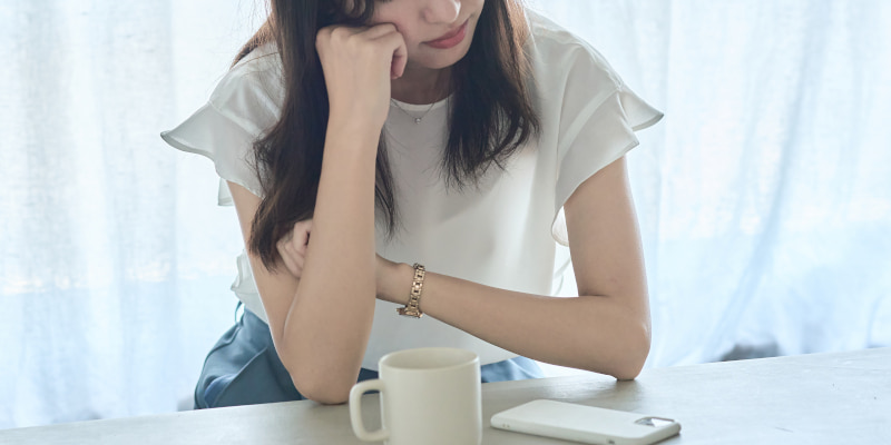 考え込む女性の写真