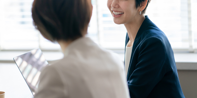 話す女性