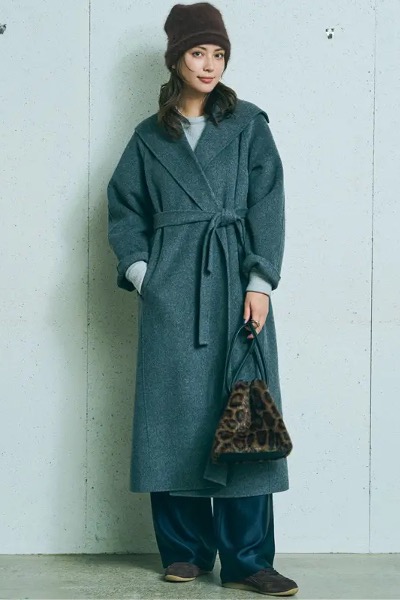 グレーロングコート×ネイビーツヤパンツ