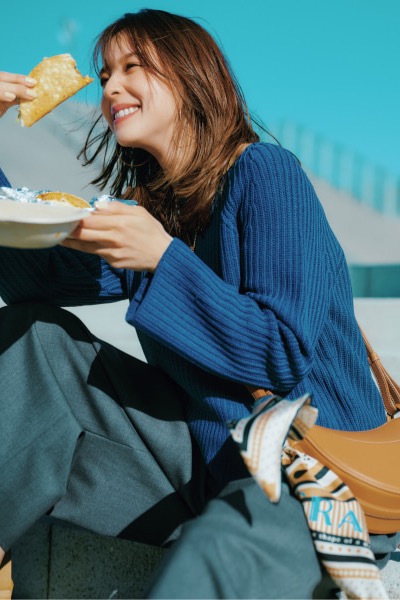 ネイビーゆったりニット×グレーパンツ