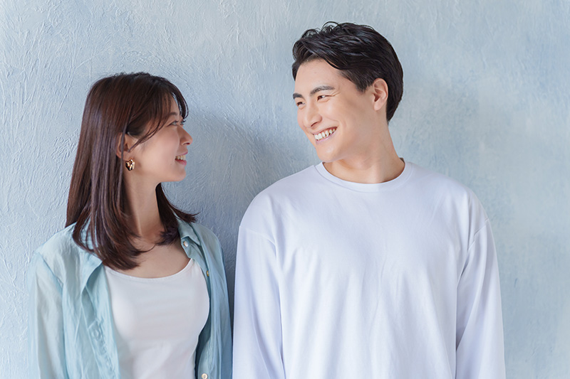 見つめ合うカップル