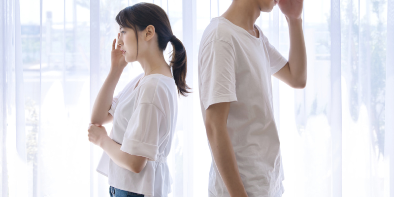 頭を抱える男女