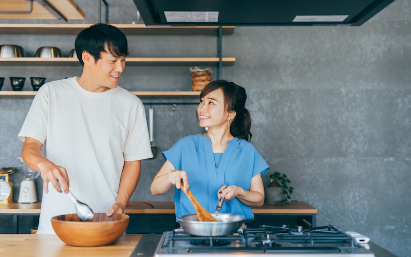 キッチンで料理する夫婦（アジア人・中国人・日本人・韓国人）