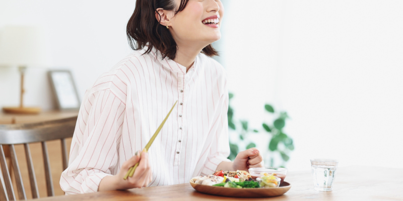 食事をする女性