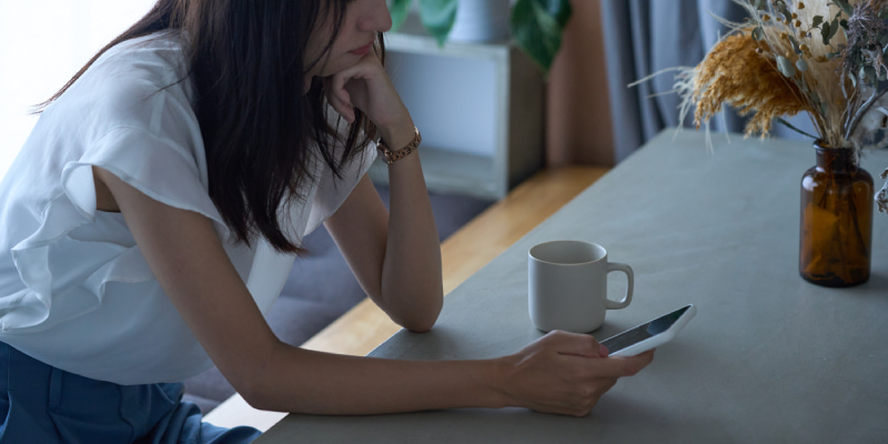 スマホを見る女性