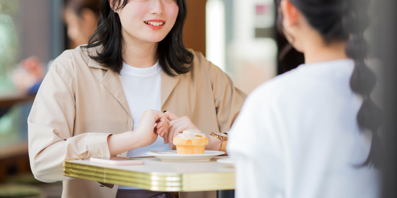 話をする女性