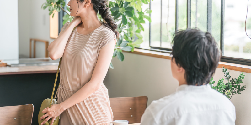 席を立つ女性