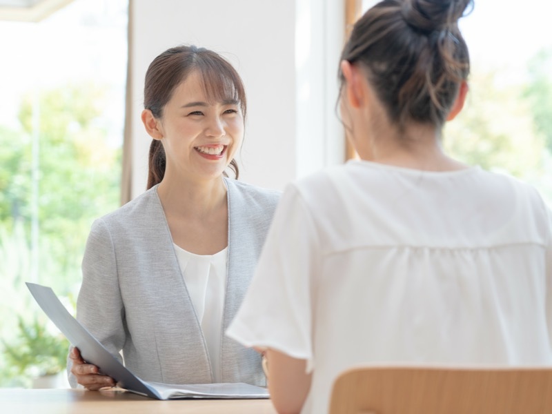 会話する女性