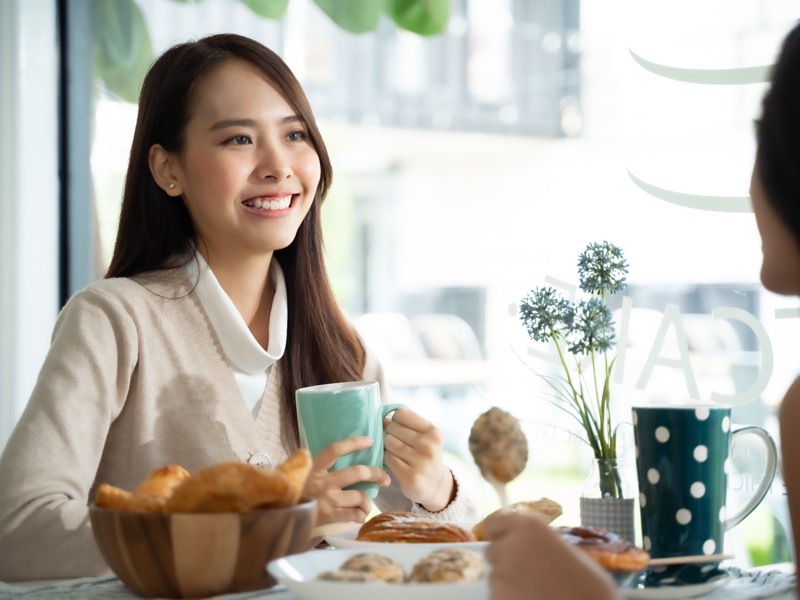 会話する女性