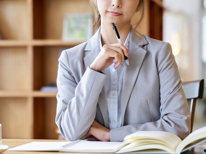 考える女性