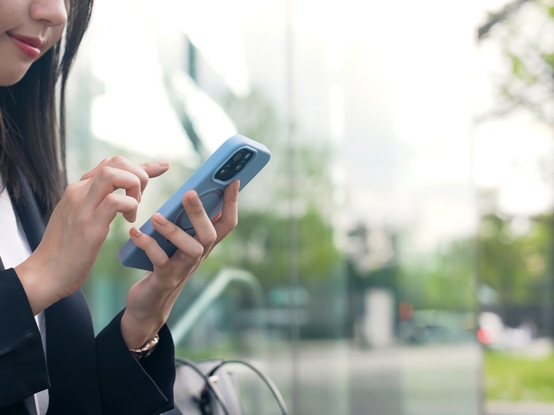 スマホで調べる女性