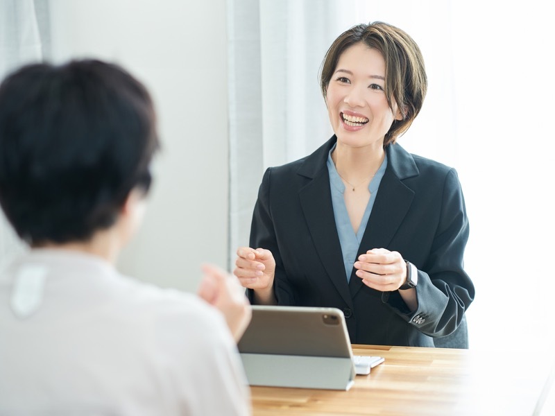 対話する女性