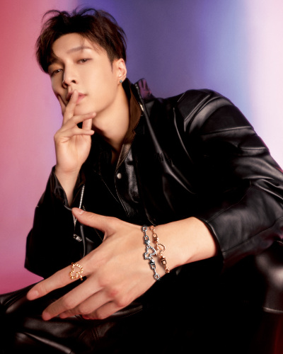 ▲QeelinグローバルアンバサダーのLay Zhang
（左）Wulu 18 Buckle（18Kローズゴールド）￥429,000、Wulu Bangle（18Kローズゴールド）￥591,800
（右）Wulu 18 Buckle（18Kホワイトゴールド）￥429,000、Wulu Bangle（18Kホワイトゴールド）￥591,800