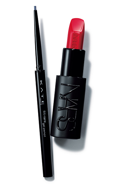 右：NARS JAPAN　エクスプリシット　リップスティック　863　￥5,280
サテンのようなツヤで上品に発色。

左：カネボウ化粧品　ケイト　レアフィットジェルペンシルN BU-2　￥1,210（編集部調べ）
約10秒でピタッと肌に密着する速乾性が魅力。汗や涙にも強い。