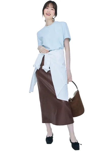 ブラウンレザータイトスカート×Tシャツ×白シャツ