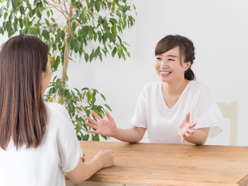 会話する女性たち