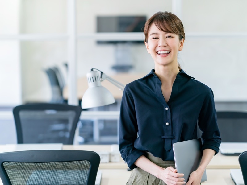 仕事場でほほえむ女性