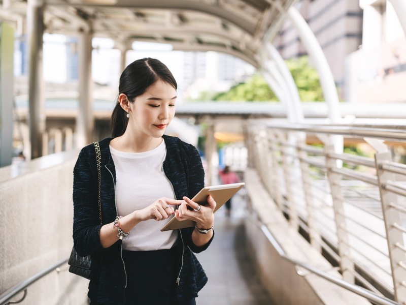 タブレット　女性