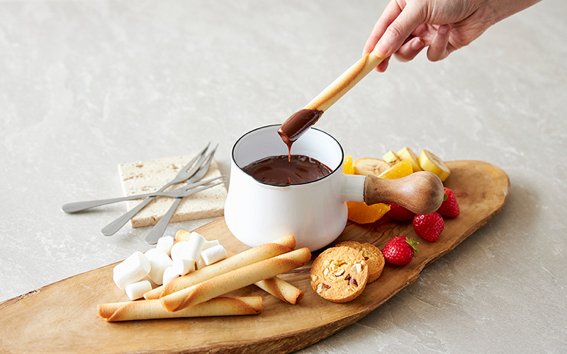 ホットチョコレートにクッキーをフォンデュしている写真