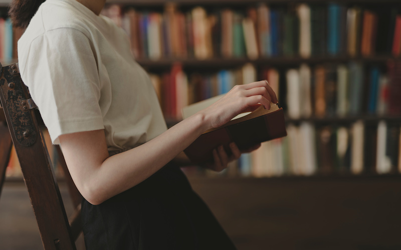 図書館にいる女性