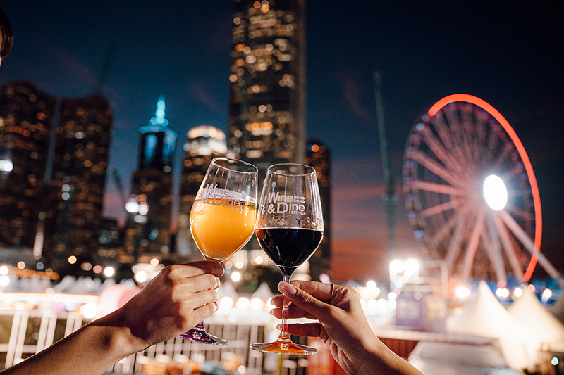 香港の夜景とグランスで乾杯