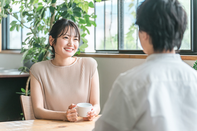 カフェで話す男女