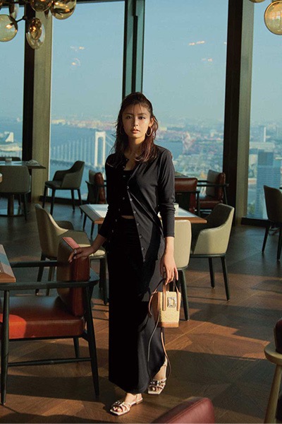 黒カーディガン×ロングタイトスカート×ヘアトップ