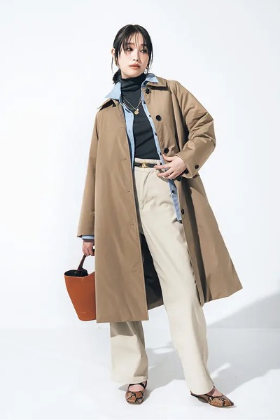 ステンカラーダウン×タートルネック×ブルーシャツ×白パンツ