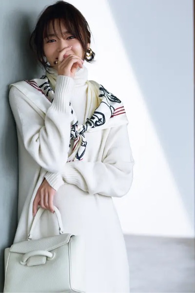 白ニットワンピース×柄スカーフ