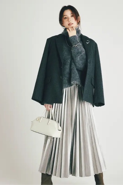 グレープリーツスカート×グレーニット×ジャケット
