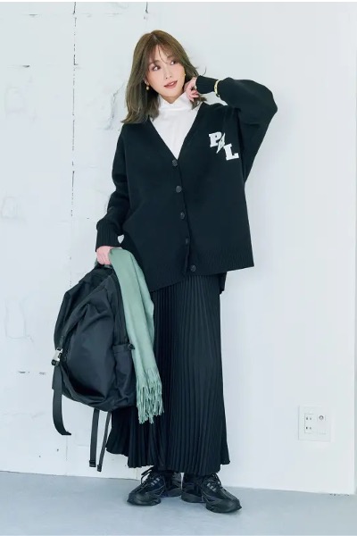 黒プリーツスカート×黒カーディガン×白ブラウス