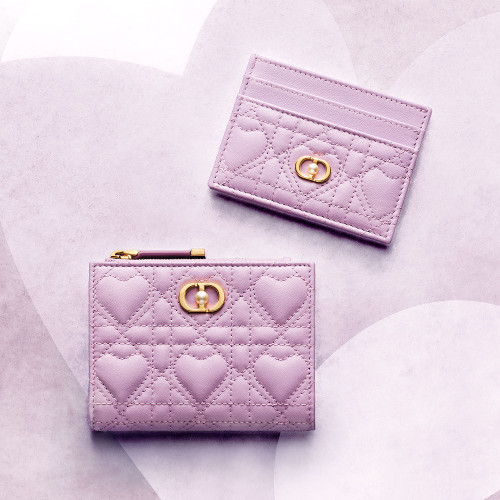 ▲（上から）Dior Jolie Freesia カードホルダー￥63,000
新ライン「ディオール ジョリー」から登場したカードケース。CDシグネチャーのアクセントに添えられたレジンパールが上品。
Dior Jolie Dahlia ウォレット￥110,000
コンパクトながらしっかり中身が収まる二つ折りウォレット。上記のカードケースをはじめ、「ディオール ジョリー」の他のアイテムとコーディネートを楽しめます。