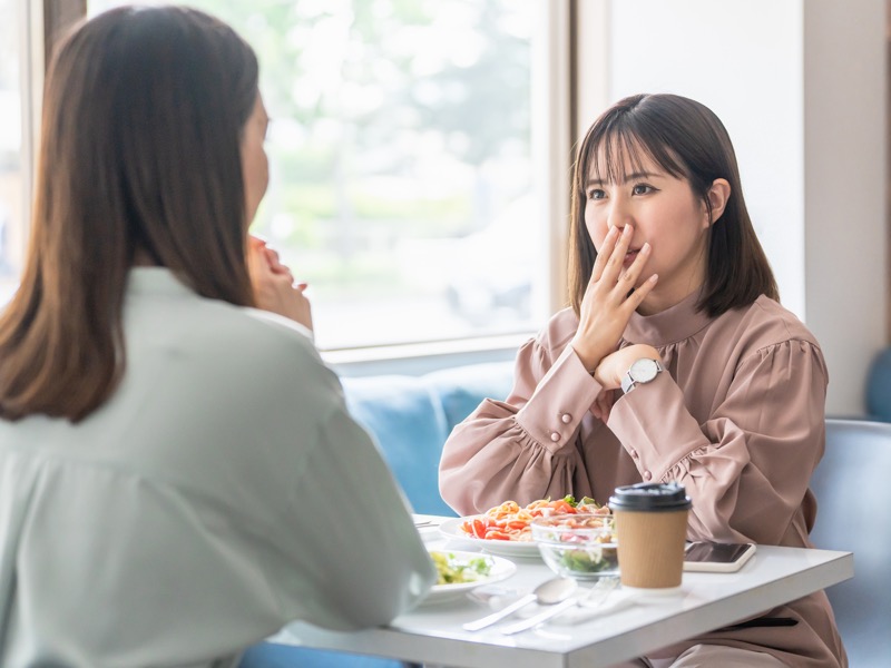 驚く女性